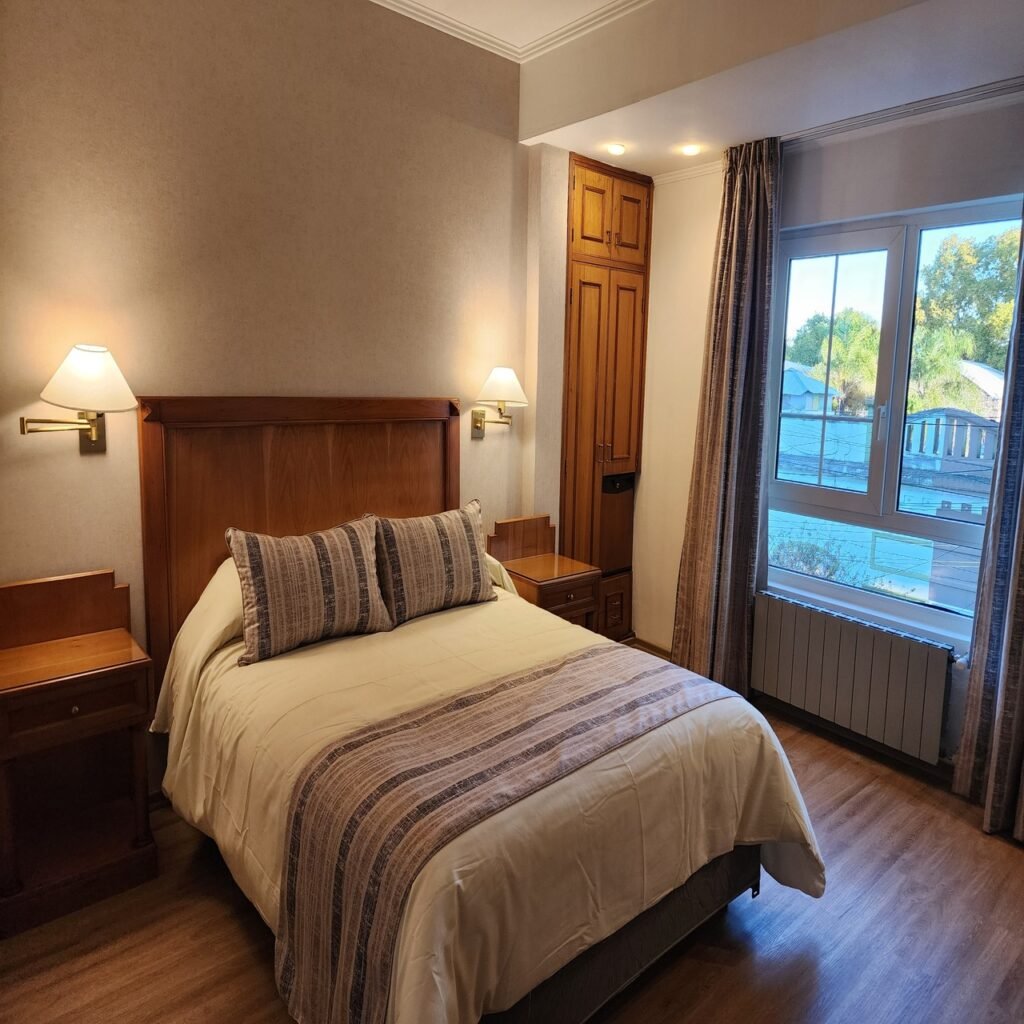 Habitación doble con cama matrimonial de Hotel Piero en Villa Mercedes
