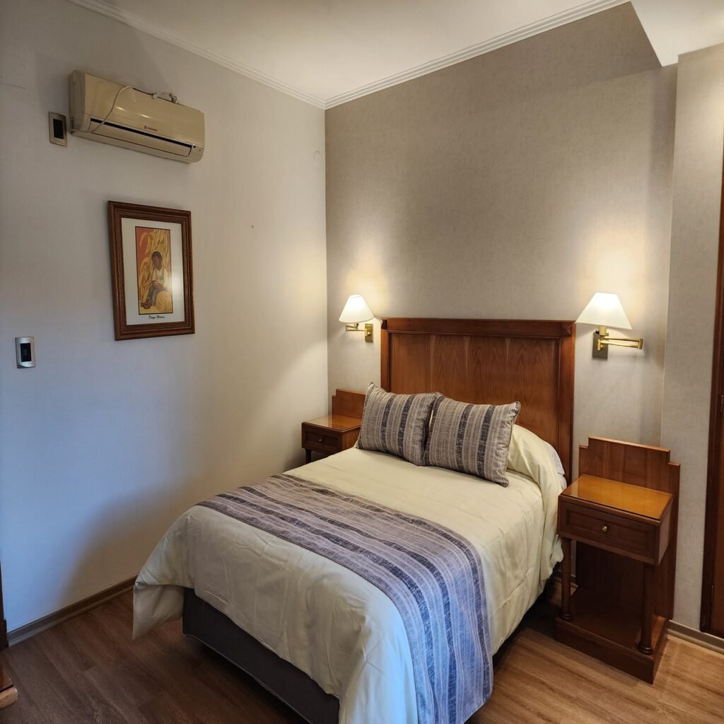 Habitación doble con cama matrimonial de Hotel Piero en Villa Mercedes