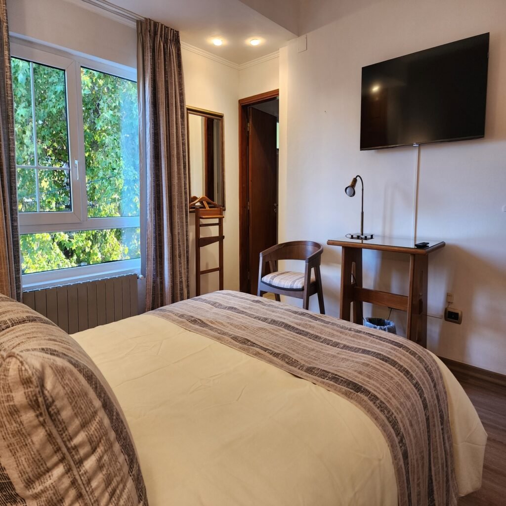 Habitación doble con cama matrimonial de Hotel Piero en Villa Mercedes