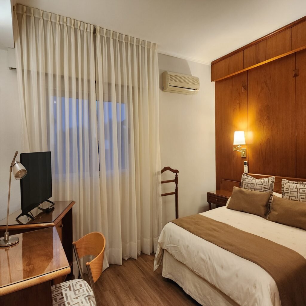 Habitación doble con cama matrimonial de Hotel Piero en Villa Mercedes