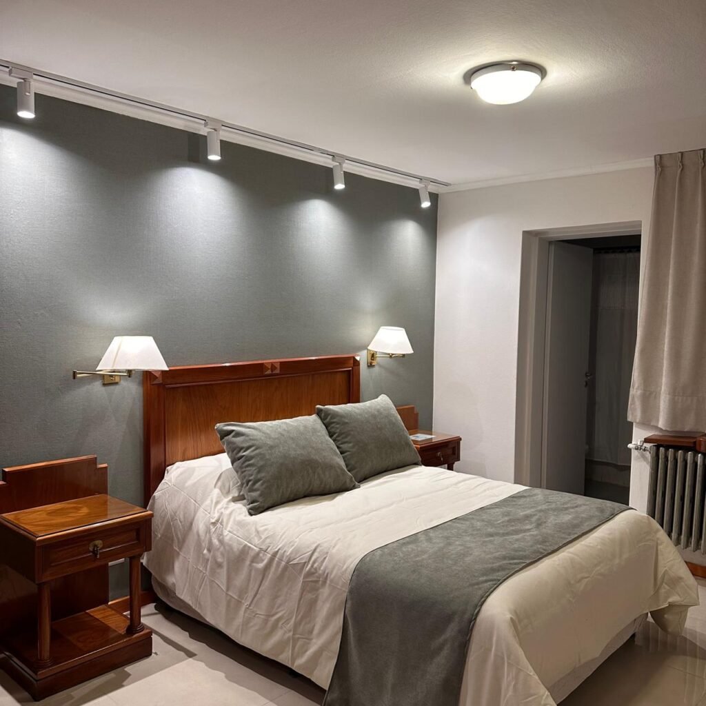 Habitación doble con cama matrimonial de Hotel Piero en Villa Mercedes